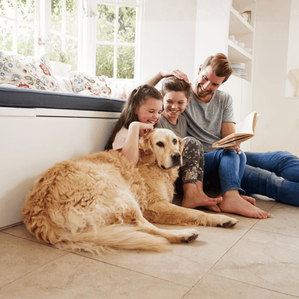 Familia con su perro en casa después de un servicio de fumigación segura en Atizapán